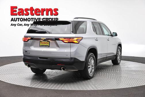 Silver Ice Metallic 2022 Chevrolet Traverse LT Cloth