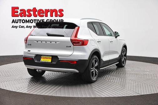 Crystal White Metallic 2023 Volvo XC40 B5 Core