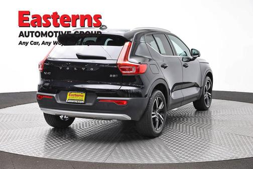 Onyx Black Metallic 2024 Volvo XC40 B5 Core
