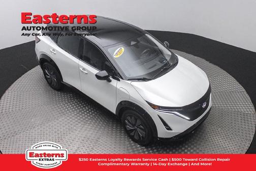 Everest White Pearl Tricoat/Black Diamond Pearl 2024 Nissan ARIYA ENGAGE