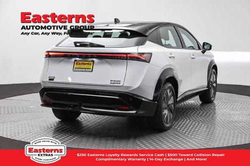 Everest White Pearl Tricoat/Black Diamond Pearl 2024 Nissan ARIYA ENGAGE