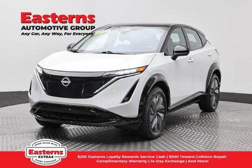 Everest White Pearl Tricoat/Black Diamond Pearl 2024 Nissan ARIYA ENGAGE