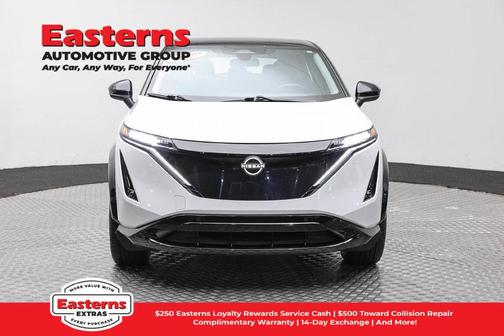 Everest White Pearl Tricoat/Black Diamond Pearl 2024 Nissan ARIYA ENGAGE