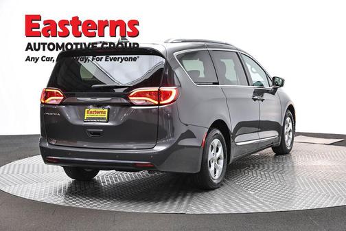Granite Crystal Metallic Clearcoat 2017 Chrysler Pacifica Touring-L