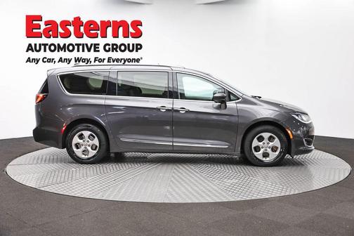 Granite Crystal Metallic Clearcoat 2017 Chrysler Pacifica Touring-L