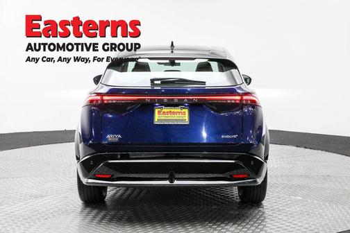 Deep Ocean Blue Pearl/Black Diamond Pearl 2024 Nissan ARIYA EVOLVE+