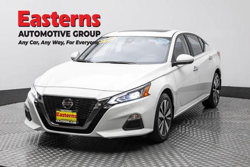 Pearl White Tricoat 2022 Nissan Altima 2.5 SV