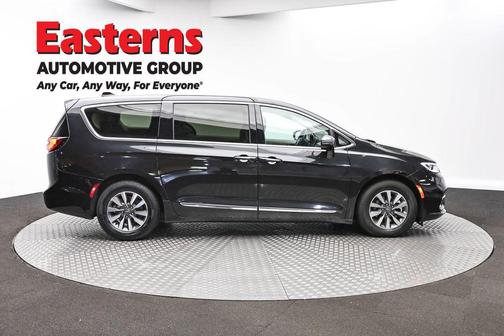 Brilliant Black Crystal Pearlcoat 2023 Chrysler Pacifica Hybrid Limited