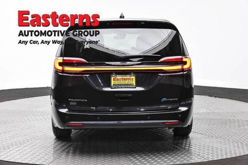 Brilliant Black Crystal Pearlcoat 2023 Chrysler Pacifica Hybrid Limited