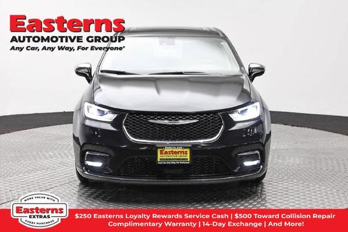 Brilliant Black Crystal Pearlcoat 2023 Chrysler Pacifica Hybrid Limited
