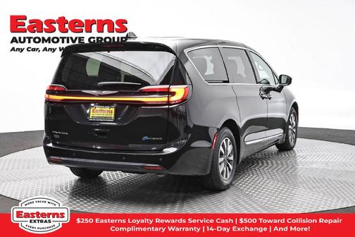 Brilliant Black Crystal Pearlcoat 2023 Chrysler Pacifica Hybrid Limited