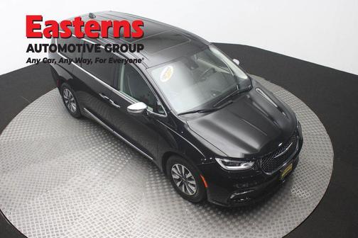 Brilliant Black Crystal Pearlcoat 2023 Chrysler Pacifica Hybrid Limited