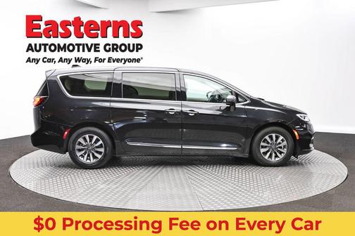 Brilliant Black Crystal Pearlcoat 2023 Chrysler Pacifica Hybrid Limited