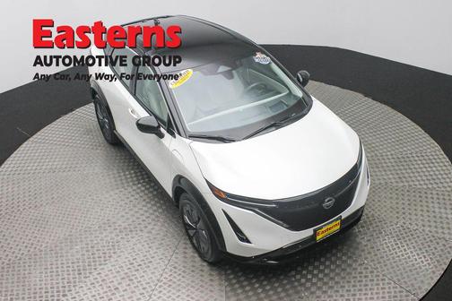 Everest White Pearl Tricoat/Black Diamond Pearl 2023 Nissan ARIYA ENGAGE