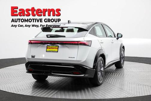 Everest White Pearl Tricoat/Black Diamond Pearl 2023 Nissan ARIYA ENGAGE