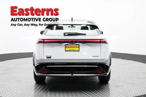 Everest White Pearl Tricoat/Black Diamond Pearl 2023 Nissan ARIYA ENGAGE