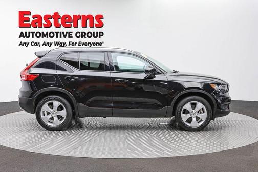 Black 2022 Volvo XC40 T5 Momentum