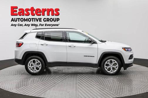 Bright White Clearcoat 2024 Jeep Compass Latitude