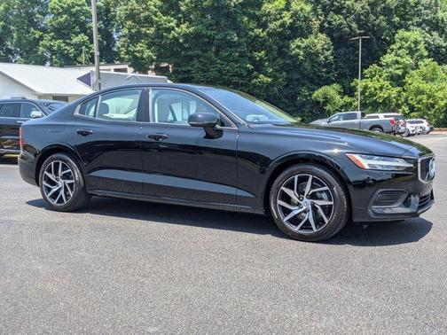 Photo 2 of 36 of 2020 Volvo S60 T5 Momentum