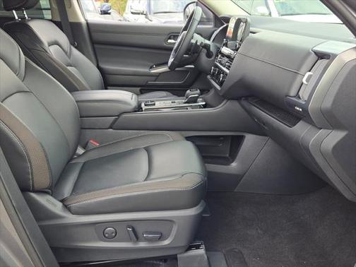2023 Nissan Pathfinder SL 4WD