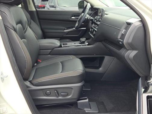 2023 Nissan Pathfinder SL 4WD