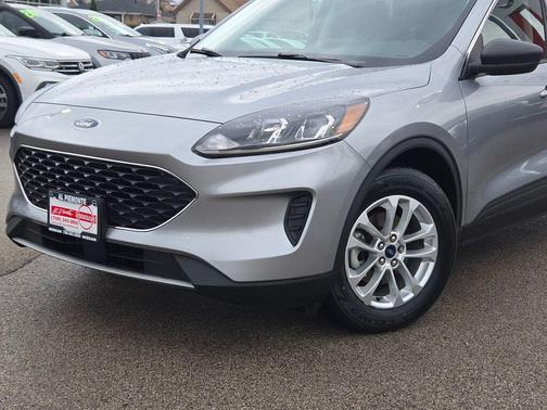 Iconic Silver Metallic 2022 Ford Escape SE