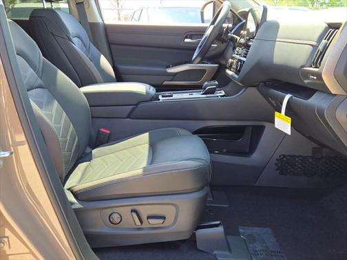 2025 Nissan Pathfinder Platinum 4WD