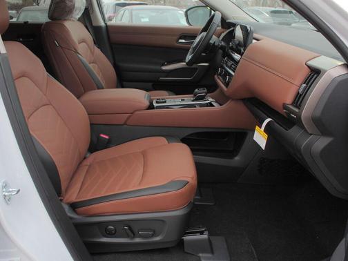 2025 Nissan Pathfinder Platinum 4WD