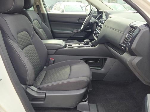 2024 Nissan Pathfinder SV 4WD