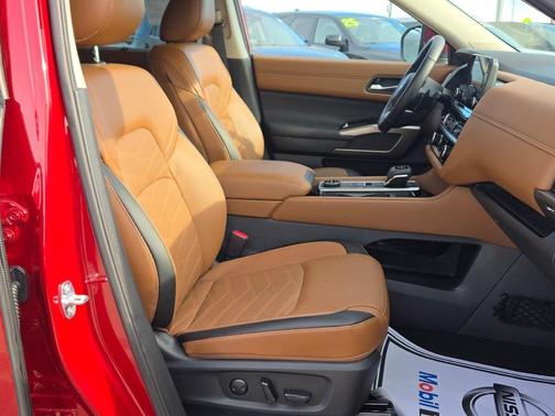 2025 Nissan Pathfinder Platinum 4WD