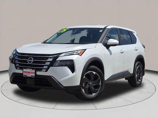 Everest White Pearl 2025 Nissan Rogue SV