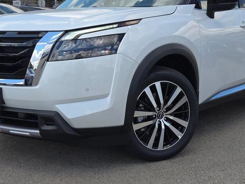 2025 Nissan Pathfinder Platinum 4WD
