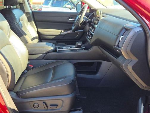 2023 Nissan Pathfinder SL 4WD