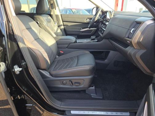2024 Nissan Pathfinder Platinum FWD