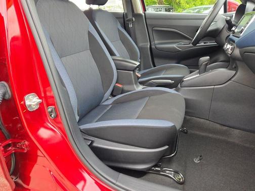 Scarlet 2025 Nissan Versa 1.6 SV
