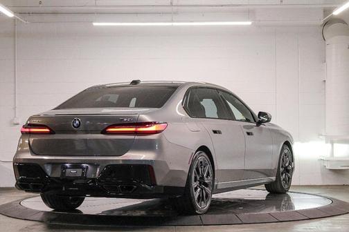 2023 BMW 760 760i xDrive
