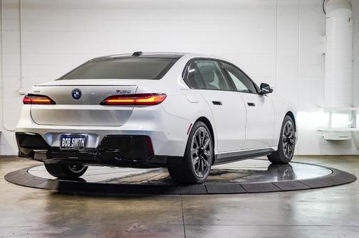 2025 BMW 750e xDrive