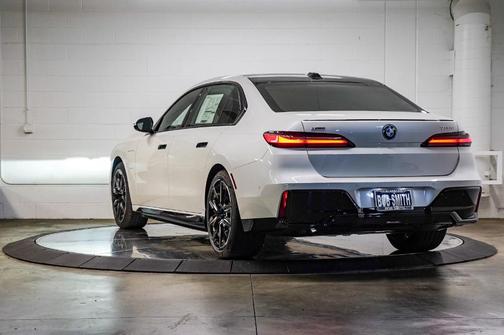 2025 BMW 750e xDrive