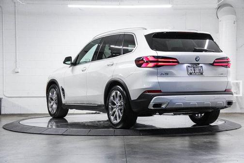 Mineral White Metallic 2026 BMW X5 xDrive40i