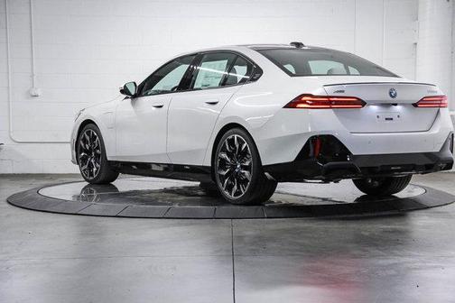 Mineral White Metallic 2026 BMW 550e xDrive