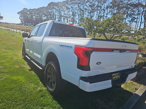 2025 Ford F-150 Lightning LARIAT