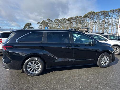 2024 Toyota Sienna LE