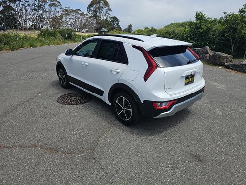 Snow White Pearl 2026 Kia Niro LX