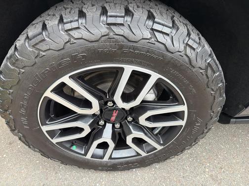 2023 GMC Yukon 4WD AT4