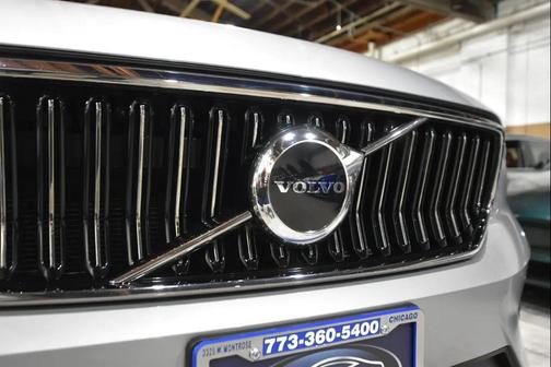 2025 Volvo XC40 B5 Core Bright Theme