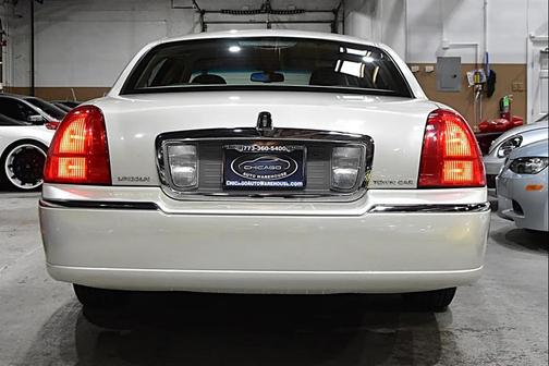 WHITE 2006 Lincoln Town Car Signature