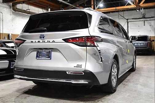 Celestial Silver Metallic 2022 Toyota Sienna XLE