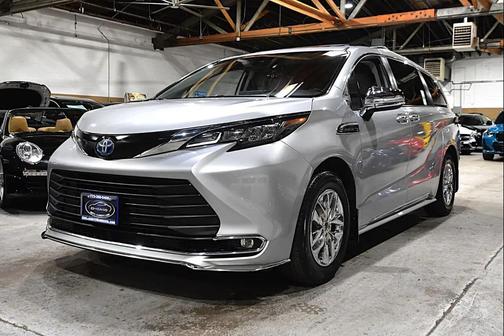 Celestial Silver Metallic 2022 Toyota Sienna XLE