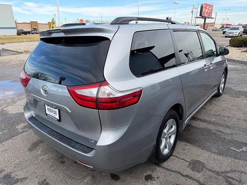 2018 Toyota Sienna LE