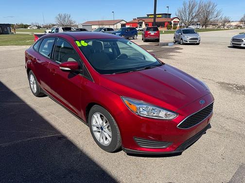 RED 2016 Ford Focus SE